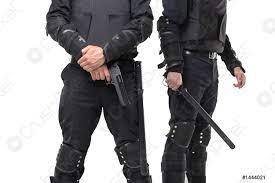 La technique remplacera de plus en plus la matraque. Police Avec Une Arme Et Une Matraque Sur Fond Blanc Stock Photo Crushpixel