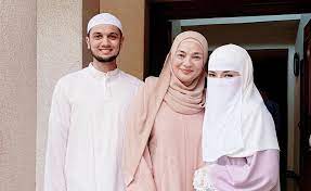 Malah pada hari ini, di ig story neelofa dan kakaknya, noor nabila turut memberi 'hint' bahawa mereka sedang menerima tetamu 'istimewa' di rumah. Has Neelofa Found Love With Preacher Pu Riz The Star
