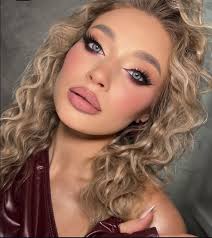 شب ميكاب ارتست وبعمل مديلات شعر بدي صالون اشتغل في حوالي ابو رمانة