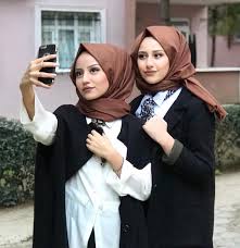 Goruntunun Olasi Icerigi 2 Kisi Ayakta Duran Insanlar Islami Moda Kizlar Basortusu Modasi