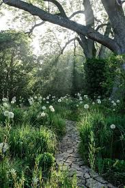 111 Gartenwege Gestalten Beispiele 7 Tolle Materialien Fur Den Boden Im Garten Gartenweg Gestalten Gartenweg Kleine Hinterhofgarten