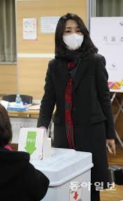 김건희 “미력하게나마 남편 조력…사회 그늘에 관심 갖겠다” : 뉴스 : 동아일보