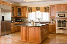 I Like This Combo Medium Golden Cabinets With Lighter Wood Floor Feels Rich Traditional Med Country Kitchen Designs Kitchen Design Kitchen Island Furniture