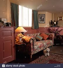 Sofas für ihr wohnzimmer von wohnen.de. Kleiner Weisser Hund Im Wohnzimmer Mit Gemusterten Chesterfield Sofa Und Braune Halbe Verkleidung An Wanden Der Achtziger Jahre Stockfotografie Alamy