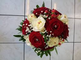 Fleurs france bouquet de tulipes livraison fleurs anniversaire bouquet pas cher fleuriste bouquet fleuriste fleurs fleur coupées bouquet fleur noel fleurs à bouquet bouquet pivoine interflora photo bouquet de fleurs exotiques. Bouquet De Mariee Rond Rouge Et Blanc 60 Euro Bouquet Mariee Rond Bouquet De Roses Blanches Bouquet Mariee
