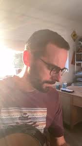 Abrázame” es una de esas canciones que susurran al oído pero llegan directo  al corazón. En su sencillez acústica, envuelve nostalgia, vulnerabilidad y  ese deseo profundo de sentirnos acompañados, incluso cuando las