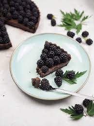 Rezept Fur Eine Cremige Schokoladentarte Mit Brombeeren Rezepte Brombeer Dessert Rezepte Lebensmittel Essen