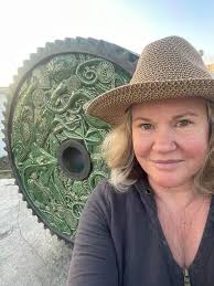 Hallo my friends 😁😁 what Is the plan for new year ? My husband Is from  belgium and he needs friends :( he doesn't have friends in Guadalajara AND  he Is so depressed