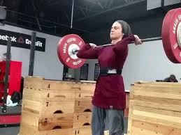 Saat mengangkat beban berat, pergelangan tangan yang menyakitkan dapat melemahkan pegangan anda dan mengalihkan fokus anda dari jika anda telah mengembangkan rasa sakit di pergelangan tangan anda dari angkat besi, itu bisa menjadi tanda ligamen atau tendon tegang, atau patah tulang. Kisah Inspiratif Atlet Angkat Besi Berhijab Pertama Yang Cetak Sejarah Dunia