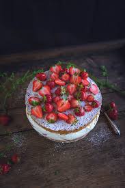 Fluffiger Erdbeertraum Erdbeer Kase Sahne Torte In 2020 Food Eat Baking