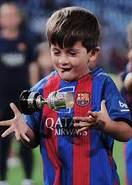 His mother is wearing a bikini. Formacion Punta De Flecha Objecion Lionel Messi Thiago Messi Roccuzzo Hotel Asimilacion Omitir