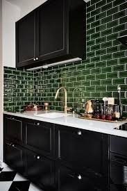 Une Cuisine En Noir Et Vert Planete Deco A Homes World Cuisines Design Cuisine Vert Fonce Interieur De Cuisine