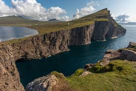 Denemarken bestaat uit het schiereiland jutland en 474 andere eilanden, waaronder funen, seeland en lolland. Achtergronden Bureaublad Denemarken Natuur Klif Landform Een Meer