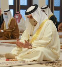 ويشكل هذا العيد المبارك فرصة لإحياء سُنة نبينا إبراهيم عليه السلام والتأمل في دلالاتها المادية والرمزية العميقة القائمة على الصدق والتقوى، والامتثال لأمر الله والخضوع له سبحانه وتعالى. Ø¹ÙŠØ¯ Ø§Ù„ÙØ·Ø± Ø£ÙŠÙ† ØµÙ„Ù‰ Ù…Ù„ÙˆÙƒ ÙˆØ±Ø¤Ø³Ø§Ø¡ ÙˆÙ‚Ø§Ø¯Ø© Ø§Ù„Ø¯ÙˆÙ„