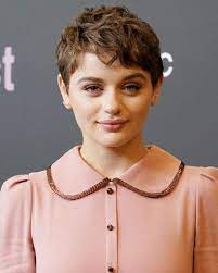 It features flattering curls that are modern and don't add extra bulk to if it's chubby with a double chin, your round face will be complemented with a proper haircut that draws attention upward to your cool undercut and. 25 Cute Hairstyles For Round Faces 25 Short Medium And Long Haircuts For A Round Face