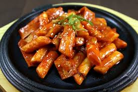Teksturnya yang kenyal terasa sangat lezat saat dimasak dengan saus pedas pedas khas korea, yakni gochujang. Resep Tteokbokki Kue Beras Korea Pedas Harian Resep