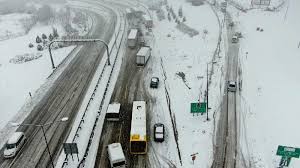 İzmir'in kiraz ilçesinin yüksek kesimleri, etkili olan kar yağışıyla birlikte beyaza büründü. Bursa Izmir Otobani Kar Yagisi Sebebiyle Trafige Kapandi Son Dakika Haberleri