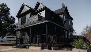 Gaya desain ini simple menerapkan prinsip less is more dengan bentuk yang biasanya kotak dan yang minim lekukan. Sufi Homes Siapa Kata Rumah Warna Hitam Tak Menawan Facebook