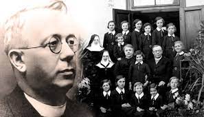 Келечин воловської округи (нині село міжгірського району закарпатської області) в сім'ї священика. Segodnya Den Pamyati Avgustina Voloshina Prezidenta Karpatskoj Ukrainy