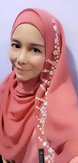 Selain memberikan kenyamanan, kualitas dan fungsi pemilihan jenis kain juga bisa mendukung model dari suatu baju atau pakaian. Pemilihan Material Atau Kain Yang Sesuai Untuk Tudung Dan Shawl