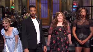 Phoebe dynevor plays the protagonist, daphne bridgerton, and her love interest is the duke, simon bassett. Saturday Night Live Rege Jean Page Brings Sexy Bridgerton Charm To His Debut Monologue Wfaa Com