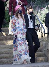 How did harry styles and olivia wilde meet? Olivia Wilde Harry Styles Wear Masks By The Vampire S Wife While Holding Hands Fashionsizzle
