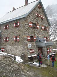 Fidelitashütte vasemmalla, vanha tullitalo oikealla. Hochwildehaus 2883m Hutte Alm