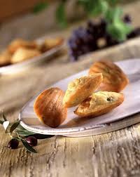 Madeleines Olives Et Basilic Une Tres Bonne Idee Pour L Aperitif En Plus C Est Rapide A Faire Recette Recette Madeleine Recette Alimentation