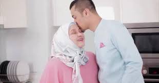 Lelaki lahir dari pasangan pria dan wanita, begitu juga wanita.karena itu, tidak ada perbedaan dari segi kemanusiaan antara keduanya.kekuatan lelaki dibutuhkan oleh. Kena Ajar Anak Lelaki Untuk Sayang Pada Ibunya Barulah Bila Besar Akan Hormat Pada Orang Perempuan Keluarga