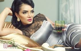 انتقدت الفنانة حورية فرغلي المخرج خالد يوسف، على خلفية مشهد خلع الملابس الشهير، الذي جسدته في فيلم كلمني شكرا. Ù…Ù† Ù‡ÙŠ Ø­ÙˆØ±ÙŠØ© ÙØ±ØºÙ„ÙŠ Ù‚ØµØ© Ù…Ø±Ø¶Ù‡Ø§ ÙˆØ³Ø¨Ø¨ ØªØºÙŠÙŠØ± Ø´ÙƒÙ„Ù‡Ø§ ÙˆÙŠÙƒÙŠ Ù…ØµØ±