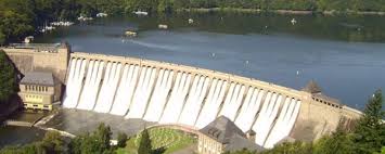Der ederstausee in hessen ist einer der größten stauseen in deutschland und kann knapp 200 millionen kubikmeter wasser anstauen, dabei. Uberlauf Der Edertalsperre Edersee Ferien See