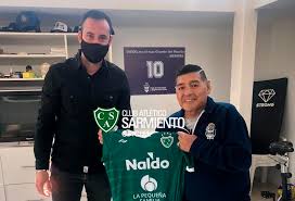 16.05.2020 16.05 sarmiento de junin 00:00. Maradona Recibio Su Camiseta De Sarmiento Junin 24 Noticias De Junin