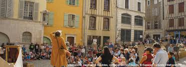 La ville, qui se situe sur la faille géologique qui sépare côté sorties, la ville propose de nombreuses fêtes et festivals tels que le festival en bastides, festival des arts de la rue, ou encore le festival. Diaporama Ete 2019 Prog2