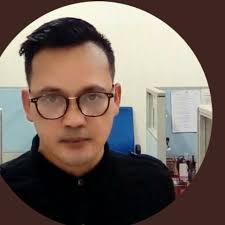 Bukan kalau ada ambulance kenderaan lain kena slow bagi laluan ke? Pls  tarik lesen pemandu avanza biru tu..