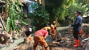Pt rajawali nusindo adalah anak usaha pt rajawali nusantara indonesia (persero) yang menjadi market leader dalam penyaluran produk konsumsi, alat ke… Cegah Banjir Kali Grogol Dikeruk Petugas Ppsu Kelurahan Gunung Poskota Co Id