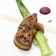 Scottare il foie gras in una padella dopo averlo salato e pepato. Foie Gras D Anatra Spadellato Su Una Choucroute Immaginaria Condito Con Sale Di Lardo Alsaziano