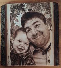 Pyrography drawing portrait of American eagle. Ritratto di disegno  pirografico dell'aquila americana. Retrato de dibujo pirográfico de águila  americana.