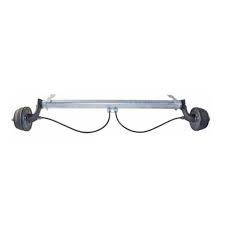 Remorca de 750 kg, cu sistem de franare pentru uz general, dimensiune utila 263x125 cm, inaltime oblon 35 cm , masa maxim autorizata de 750 kg si sarcina utila de 525 kg , remorca are rar efectuat si se livreaza cu c.i.v ( carte identitate a vehiculului ). Ax Cu Frana 750 La Cel Mai Bun Pret Al Ko 240035
