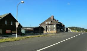 Einzelzimmer können sie hier schon ab 36euro die nacht buchen. Oberwiesenthal Blick Auf Den Ehem Grenzubergang Auf Den Bergasthof Neues Haus Und Kleinen Fichtelberg R Mapio Net