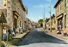 Le 10 juin 1944, « l'hymne à la joie » pourrait supplanter l'hymne national dans le cœur des français, tant le bonheur se lit sur chaque visage. Photo A Oradour Sur Glane 87520 Cite Martyre 10 Juin 1944 Rue Centrale De L Ancien Village Carte Postale De 1960 Oradour Sur Glane 165748 Communes Com
