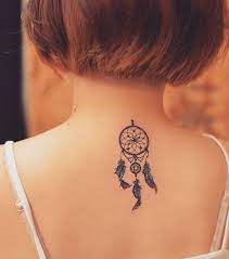 Photo de tatouage pour femme bas du dos. Tatouage Nuque 20 Idees De Modeles Pour Un Tatouage Femme