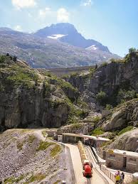 What about going to your local swimming pool (usually 25 metres), standing at one end and reading the clock (usually large speedo) from the other. Structurae En Media Id 43040