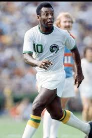 Con El Uniforme Del Cosmos De Nueva York Uno De Los Dos Clubes Con Los Que Jugo Pele Leyendas De Futbol Futbol Brasileno Jugadores De Futbol