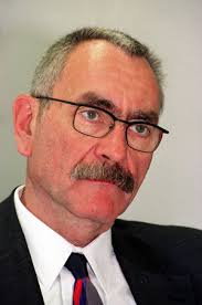 Image of ROLF MEYER GESTURES AT A NEWS CONFERENCE IN BASLE, 1998-11-10