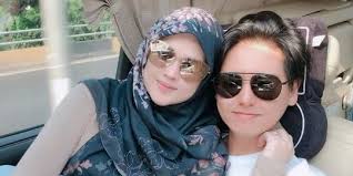 Padahal, baru empat hari keduanya menjadi sepasang suami dan istri. Cut Meyriska Duduk Dipangku Roger Danuarta Warganet Baper Merdeka Com