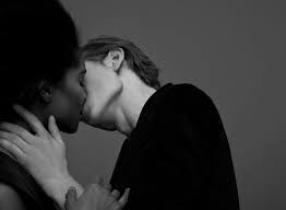 Black And White Kissing Aesthetic Stunning Black And White Photo Series Reveals The Intimate Moment Couples Kiss In 2020 Kissing Couples Couple Aesthetic Couples