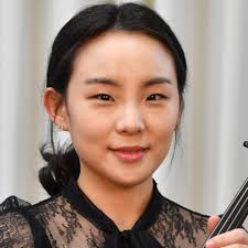 Göttinger Symphonieorchester spielt unter der Leitung von Nicholas Milton  auf dem Marktplatz in Holzminden