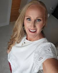 Lori Baxter's Instagram, Twitter & Facebook