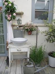 Im Sommer Auf Die Terrasse Damit Eimer Blecheimer Als Gartendeko Blecheimer Fur Den Garten Zinnwanne Zinneimer Mit Ei Gartenturen Garten Deko Blecheimer