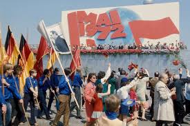 Entspricht die ddr 1 mai der stufe an qualität, die ich als kunde für diesen preis erwarte? 12 Momente Zum 1 Mai In Berlin Stalin Und Fdj Bis Chaos Und Myfest